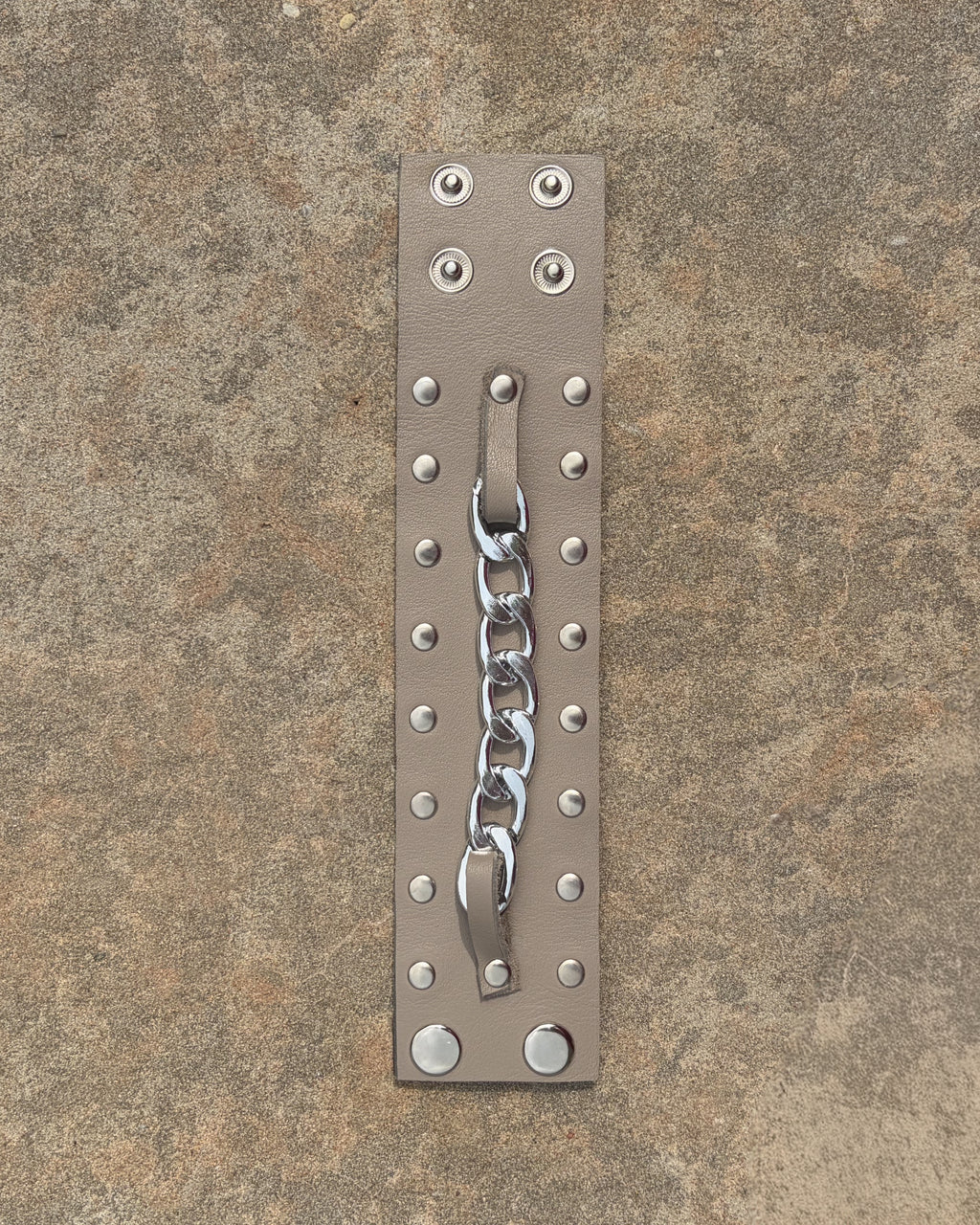CHAIN CUFF ASH BROWN