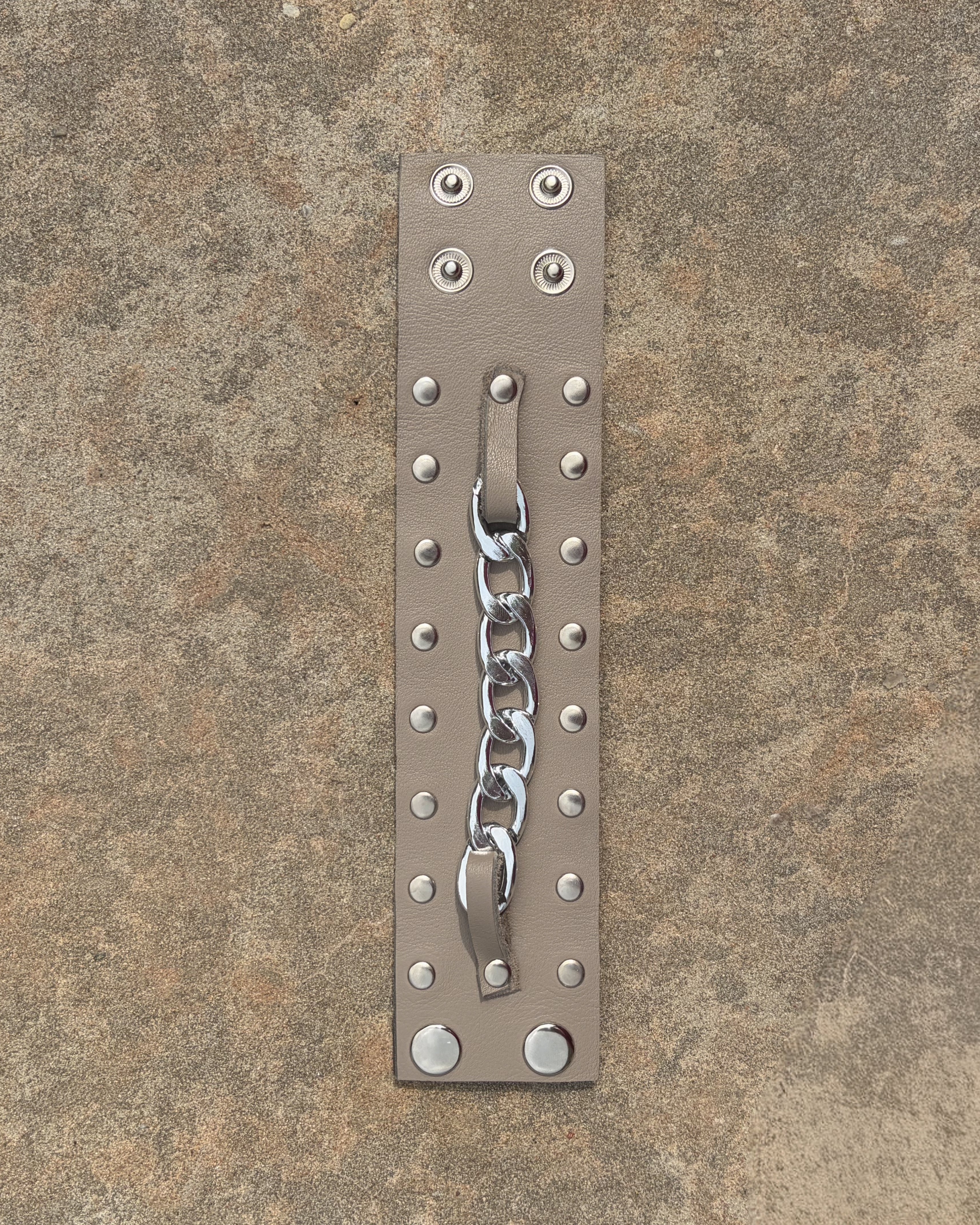 CHAIN CUFF ASH BROWN