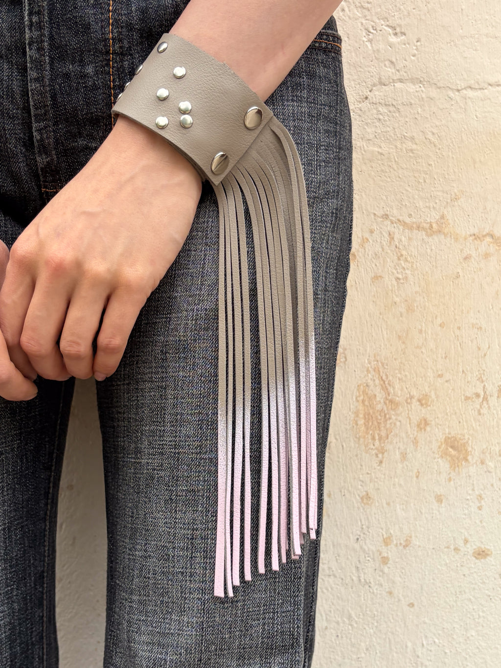 FADE FRINGE CUFF