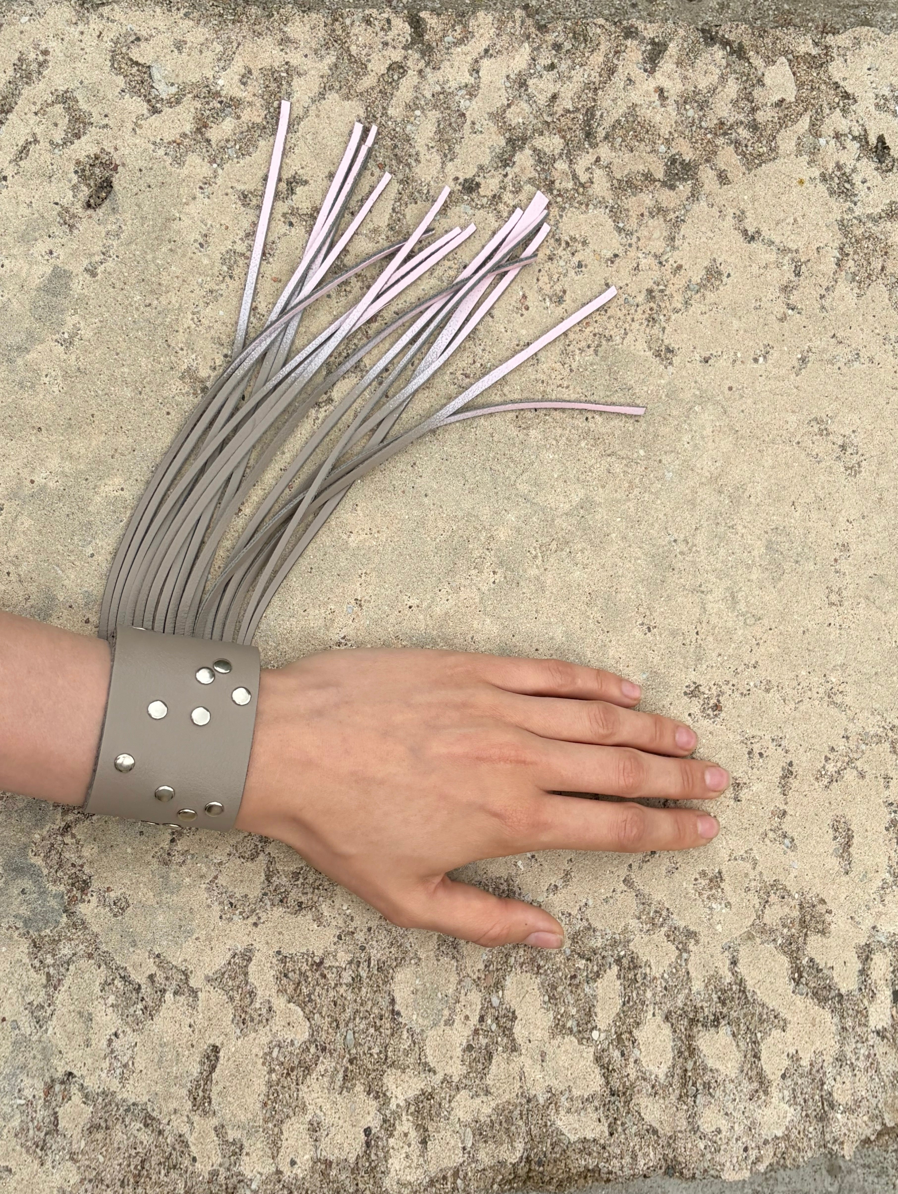 FADE FRINGE CUFF