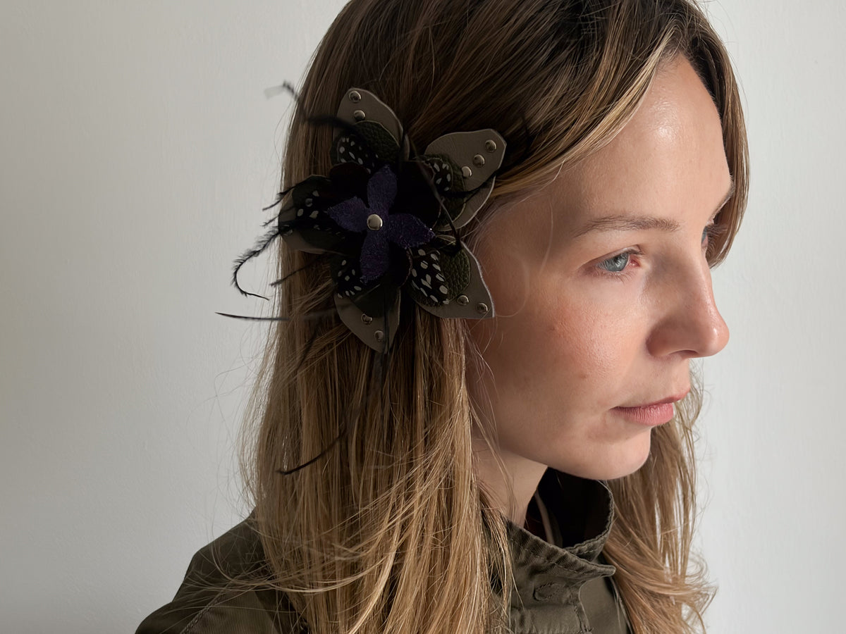 Ever-blooming feather brooch & hair clip ash brown