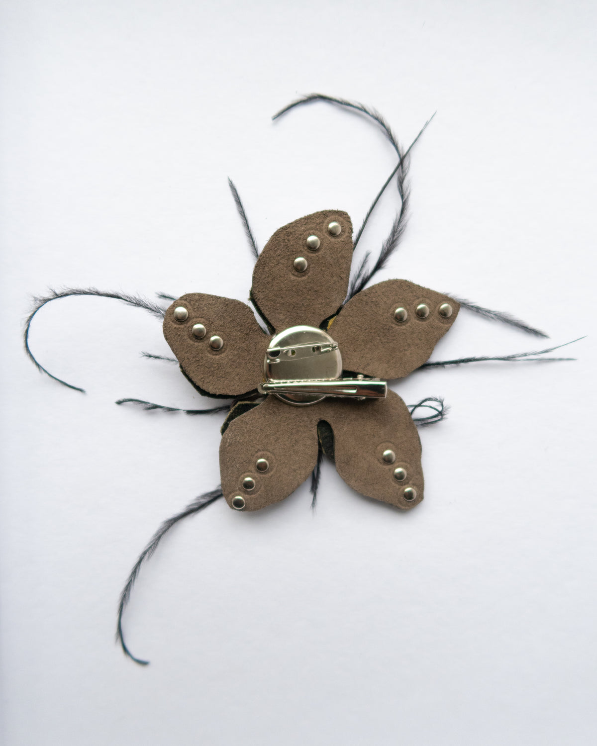 Ever-blooming feather brooch & hair clip ash brown